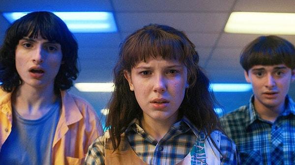 Netflix'in önde gelen yapımlarından biri olan 'Stranger Things' hem oyuncu kadrosuyla hem de sürükleyici hikayesiyle izleyicileri ekrana kilitlemeyi başarıyor.