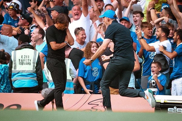 Bu fotoğraf karesi ise Chelsea 2-1 öne geçtiğinde çekildi. Tuchel, attıkları 2. golden sonra rakibi olan Conte'nin yanından koşarak geçti.