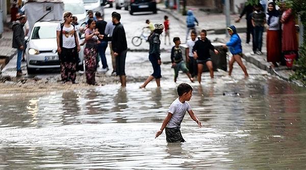 Otobüsleri suyun bastığı, Kapalı Çarşı'nın ve caddelerin göle dönüp hayatın durma noktasına geldiği İstanbul'daki durumu vatandaşlar paylaştı.