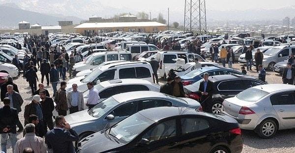 İkinci el otomobil satışına 6 ay ve 6 bin kilometre şartı getirilmesine ilişkin karar Resmi Gazete’de yayımlanarak yürürlüğe girdi.