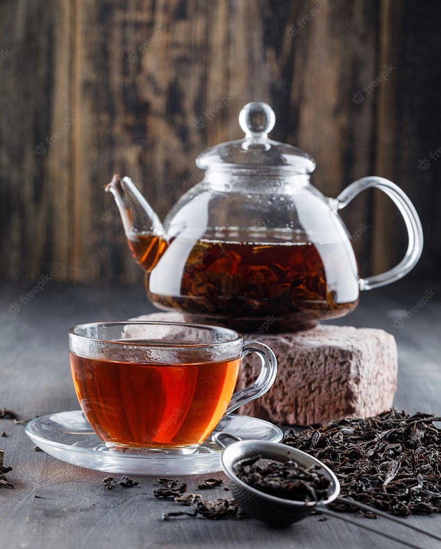 10. Çay demlerken hızlı bir şekilde renk değiştiriyorsa, çayınızın içinde gıda boyası olma ihtimali çok yüksek! Gerçek çay rengini yavaş demlenmesinden alır.