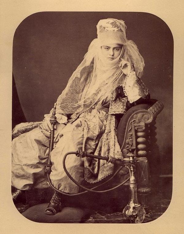 7. Nargileli genç Osmanlı kadını - 1870'li yıllar: