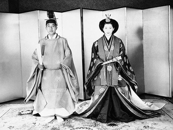 2. Naruhito'nun ebeveynleri; kendisinden önce 30 sene boyunca imparator olan Akihito ile 1959 yılında evlendiği eşi Michiko.