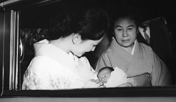 3. Naruhito, gerçek annesi tarafından emzirilen ilk kraliyet üyesi! Kraliyet ailesi normalde çocukları emzirmesi için süt anneleri kullanıyordu ancak imparatorun annesi Michiko, Naruhito ve diğer çocukları emziren ilk kraliyet üyesi oldu.