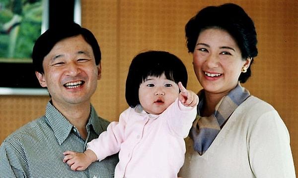 15. Naruhito ve Masako, ilk ve tek çocukları Prenses Aiko’yu 2001 yılında kucaklarına aldı. Ancak Japonya İmparatorluk kurallarına göre taht sadece babadan oğula geçtiği için prensesin geleceği uzun süre tartışma konusu oldu.