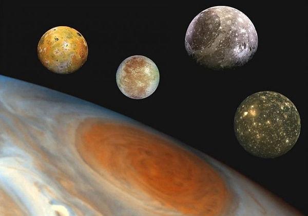 Jüpiter, güçlü ve benzersiz bir yerçekimi, manyetik ve plazma ortamına sahiptir.
