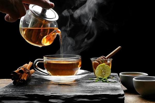 10. Çay demlerken hızlı bir şekilde renk değiştiriyorsa, çayınızın içinde gıda boyası olma ihtimali çok yüksek! Gerçek çay rengini yavaş demlenmesinden alır.