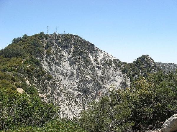 Bir diğer ‘Hayal Kırıklığı Dağı’ ise Amerika’nın Kaliforniya bölgesinde bulunuyor. Bu dağın ismi ise iki kaşifin burayı tırmanarak en yüksek noktayı keşfettiklerini sanarken aslında bölgede daha da yüksek bir dağın keşfedilmesiymiş…