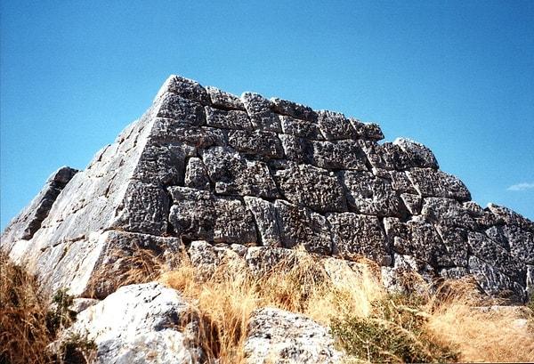 5. Hellinikon piramidi