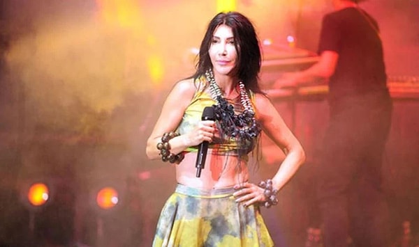 10. Hande Yener, YouTube'da milyonlar dinlenmesine karşın konser vermeyen meslektaşlarına sistem ederek ""YouTube rakamlarına bakıyorum da, vay be diyorum. Herkesin rakamlar uçuyor, herkes çok başarılı. Sonra bir de konser takvimlerine bakayım diyorum, fıkra burada bitti" dedi.