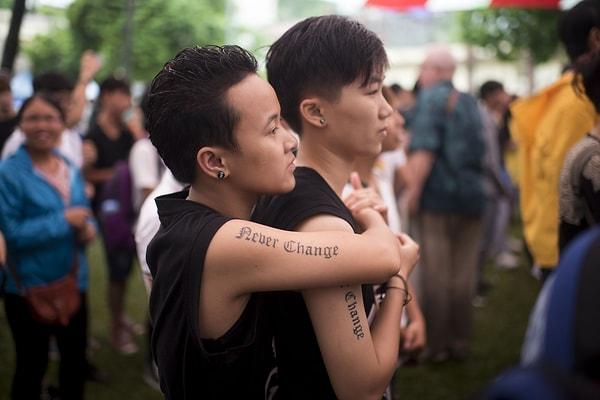 Vietnam, yıllar sonra ilk kez eşcinselliğin 'hastalık olmadığını' söyledi.