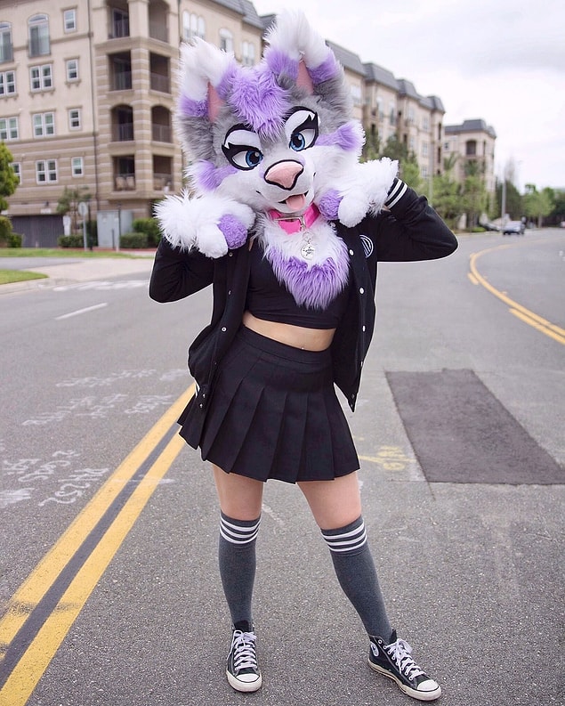 'Furries', kendilerini hayvan olarak tanımlayan, genellikle'fursona' dedikleri şeyin bir parçası olarak kostümler giyen insanların bir alt kültürüdür.