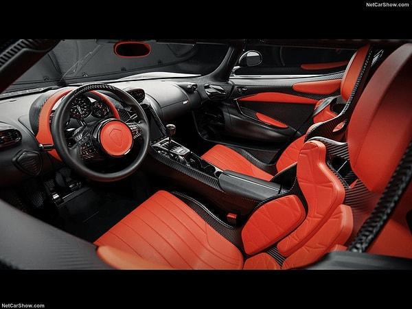 İç tasarımda Keonigsegg'in diğer modellerinde olduğu gibi deri ve karbon fiber malzemelerin bolca kullanıldı görülüyor. Aracın vites topuzunda bulunan İsveç bayrağı ise dikkat çeken detaylardan birisi.