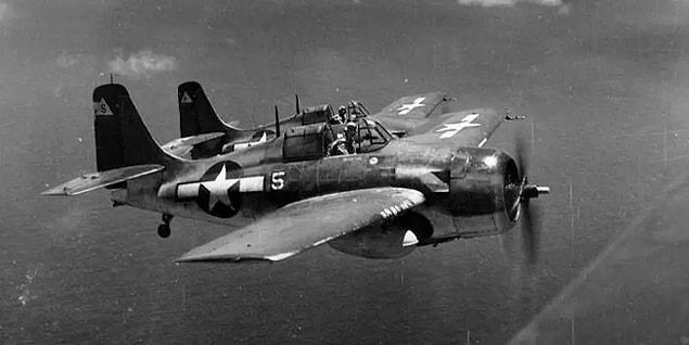 İkinci Dünya Savaşı sırasında, Japon pilotlar intihar taktiklerini çok sık kullandılar. Kamikaze pilotları kullandıkları uçakları düşman donanma gemilerine çarptı.