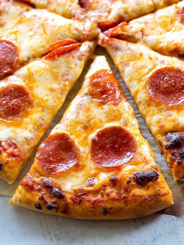 Dünyanın neredeyse her ülkesinde tüketilen ve çok sevilen bir yiyecek pizza. İnce hamurlu, bol mozzarellalı, nefis soslu bir pizza için kurşun atılır kurşun yenir bizim oralarda...