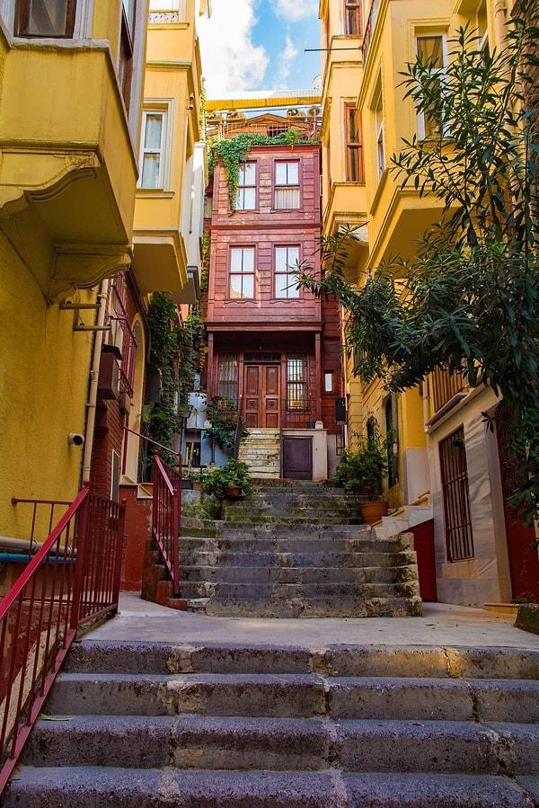 Cihangir'in ünlüleri kadar merdivenleri de meşhurdur. Zaman zaman rengarenk boyanır, vizyonsuz biri gelir hepsini griye boyar, sonra yeniden mücadeleyle renklendirilir. Sinirlenmekten konuya geçiş yapamıyorum çok ilginç...