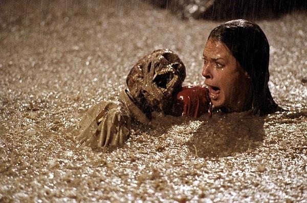 7. "Bu da gerçek değildir ya!" dedirtecek bir şey daha var... 'Poltergeist' filminin korkunç havuz sahnesini izleyenler hatırlar; orada kullanılan iskeletler de plastik değil gerçek!