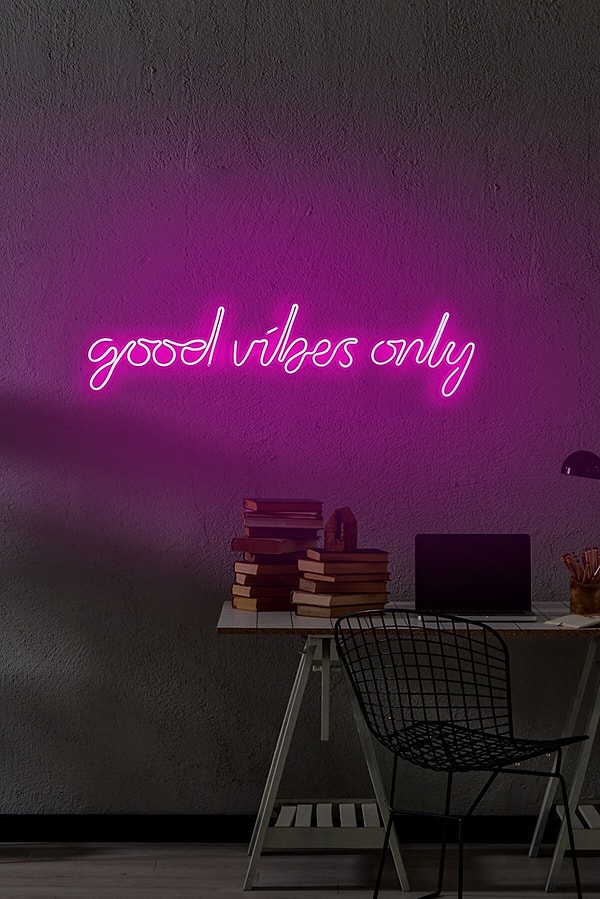 13. 'Good Vibes Only' mottolu neon ışıklı duvar yazısı, yaşam alanınıza renk katacak bir parça.