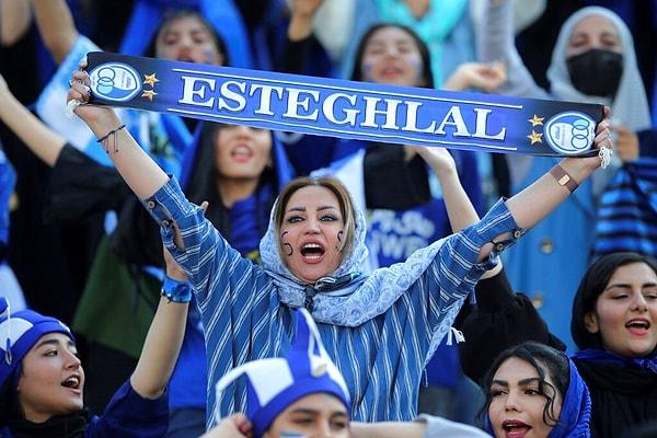 İranlı kadınlar, Başkent Tahran'daki Azadi Stadyumu'nda İstiklal ve Misi Kerman maçını izledi.