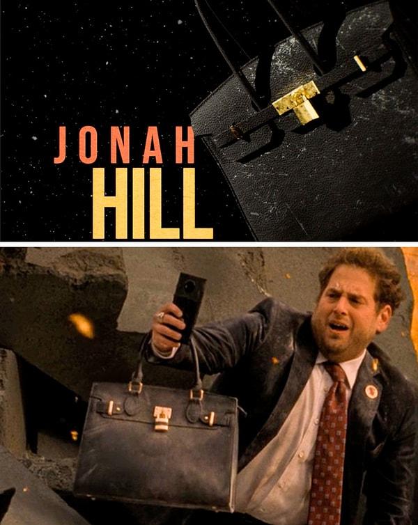 Filmin kapanış jeneriği sırasında, Jonah Hill'in karakterinin çantasını havada görüyoruz. Ama sonraki sahnede çanta karakterin elinde.