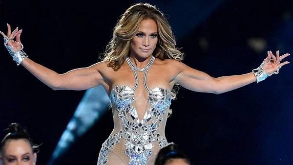 Hit şarkıları ve sahne şovlarıyla sık sık gündeme gelen Jennifer Lopez, özellikle dans performanslarıyla herkesi büyülüyor.