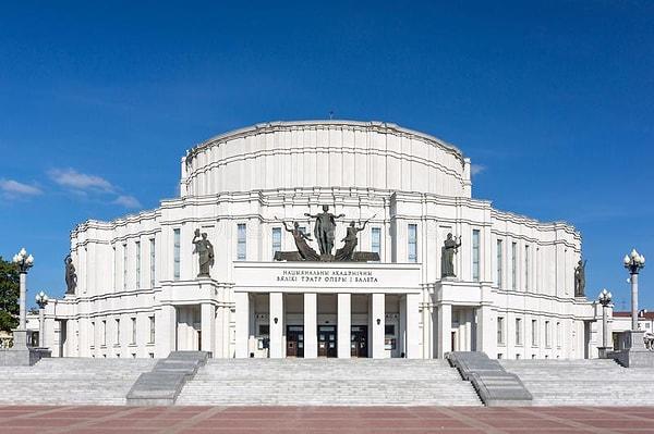 Ve 1938'den itibaren Minsk'teki Opera ve Bale Tiyatrosu bu geçişi mükemmel bir şekilde özetliyor.