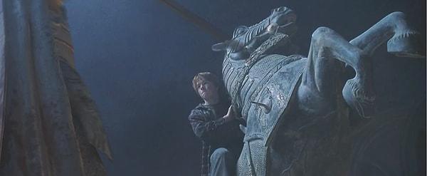 2. Harry Potter ve Felsefe Taşı'ndaki satranç sahnesinde Ron'un dublörü açıkça görülüyor.
