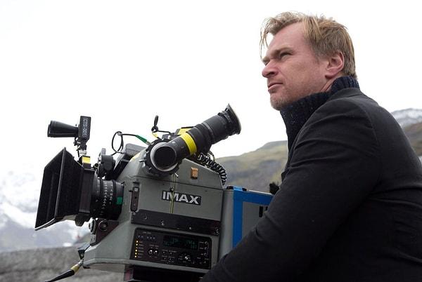 Christopher Nolan'ın ismini duymamak mümkün değil! Bilim kurgu ve fantezi türüne yepyeni bir soluk getiren yönetmen 'The Dark Knight' üçlemesine de öncülük etmiştir.
