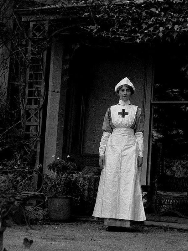 4. I. Dünya Savaşı'nı Torquay Belediye Binası'ndaki Kızıl Haç Hastanesinde hemşire olarak geçiren ve ilk romanını yazmaya başlayan Agatha Christie:
