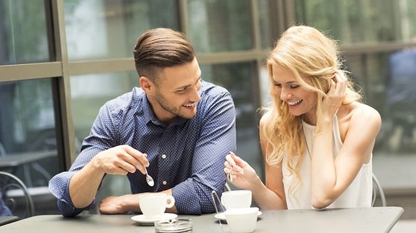 En yeni akımlardan olan ''First Date'' akımı ile kullanıcılar ilk buluşmada yapılan birbirinden komik ve sinir bozucu davranışı anlatan videolar çekiyor.