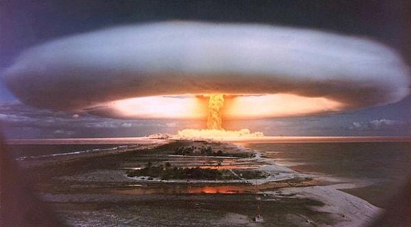 Atom bombası kompleks atomları küçük parçalara ayırırken, nükleer silah küçük parçaları daha büyük hale getirir.