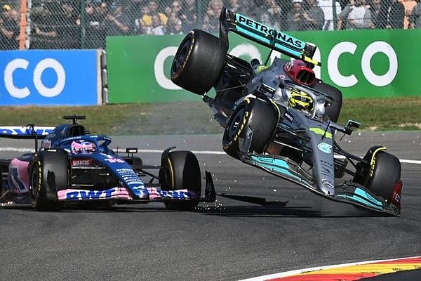 Belçika Grand Prix'sinde Lewis Hamilton'un Fernando Alonso'ya yeterince boşluk bırakmayıp kazaya sebep olması çok konuşulmuştu.