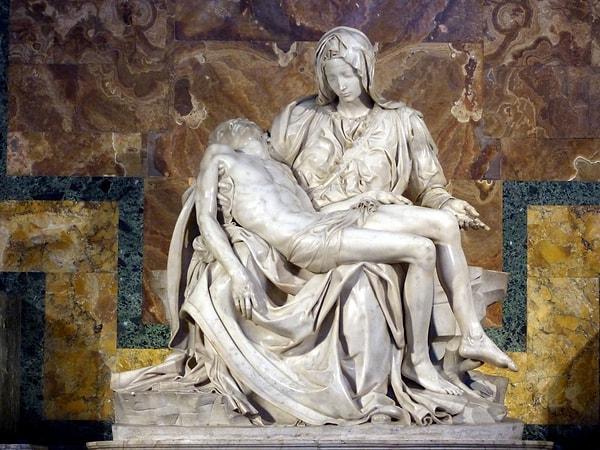 1499 yılında, Michelangelo’nun henüz 24 yaşında genç ve amatör bir sanatçı olduğu günlerde yaptığı eseri Pietà!