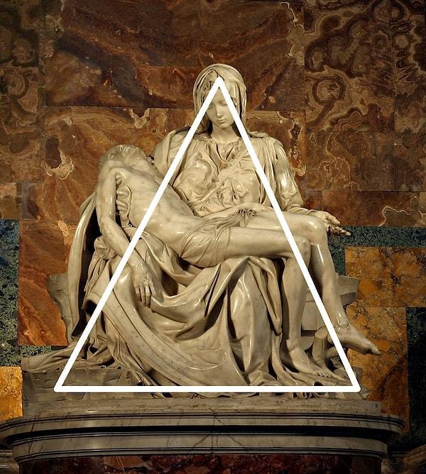 Anne ve oğulun boyutlarının orantısız görünmesi bir hata değil, Michelangelo’nun hedeflediği imajın ta kendisi!