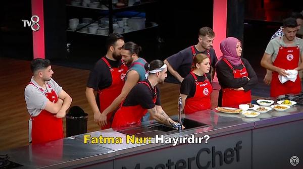 Yemeklerin tabaklanmasının ardından yine Fatma Nur'un karşı takımdan Burak'a 'Hayırdır?' diyerek sözlü tartışmaya giriyor.