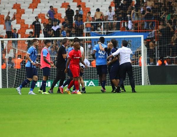 Ümraniyespor maçının son düdüğünün ardından saha içerisinde Mario Balotelli ile Vincenzo Montella arasındaki gerilim kameralara yansımıştı.