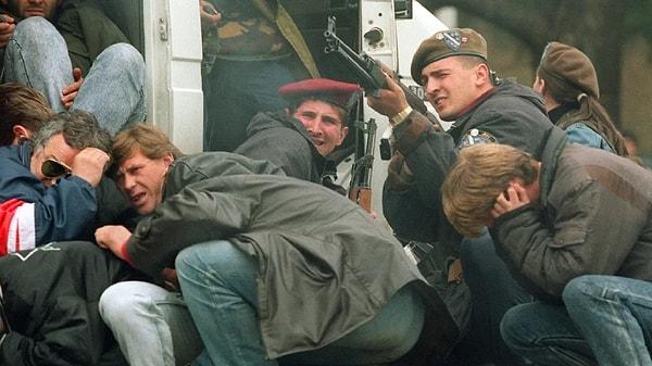1991-2001 arası süren Yugoslavya Savaşları modern tarihin en kanlı iç savaşlarından biri oldu. Bağımsızlığını ilan etmek isteyen milletlerle merkezi yönetimin karşı karşıya geldiği iç savaşı biz daha çok Bosnalılara yapılan katliamlardan hatırlıyoruz.