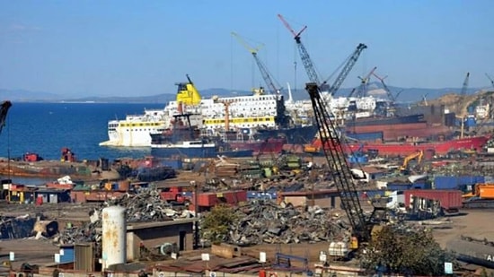 Asbestli Gemi Bakanlık İptaline Rağmen İzmir’e İlerliyor