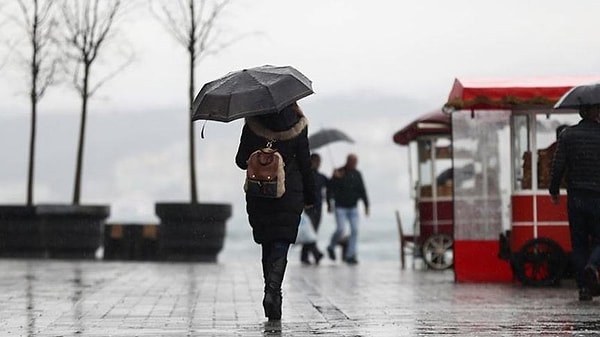 Afet Koordinasyon Merkezi (AKOM) tarafından yapılan açıklamaya göre, İstanbul'da yağışlar bugünden itibaren Çarşamba günününe kadar kendini gösterecek.