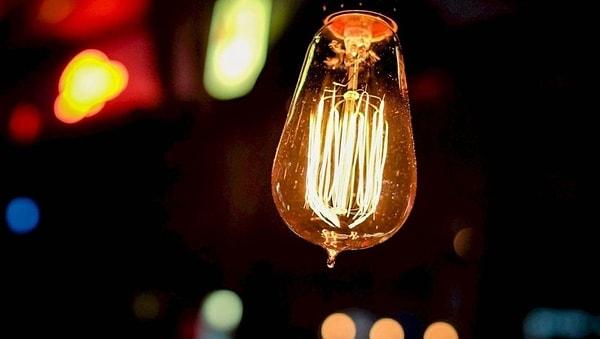 İstanbul'da ikamet eden vatandaşlar meydana gelen elektrik kesintilerinin ardından elektriklerin neden gittiğini ve ne zaman geleceğini araştırıyor.