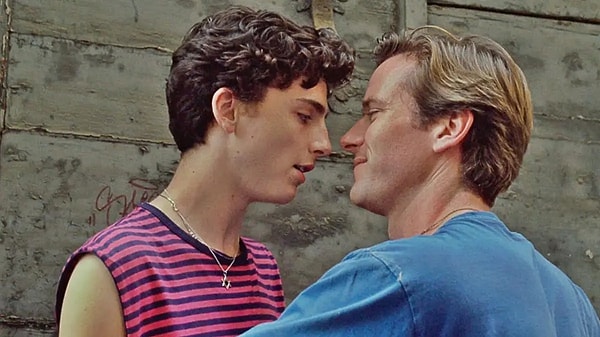 'Call Me by Your Name' filminin çekimlerinde, Armie Hammer sakalı ile Timothée'nin çenesini çizmiş. 😅