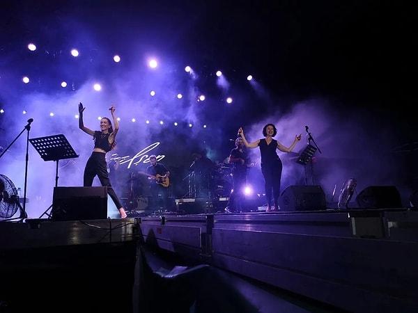 Önceki akşam gerçekleştirilen 91. İzmir Enternasyonal Fuarı kapsamındaki Çim Konserleri’nde yer alamayan Gülşen'in yerine şarkıcının orkestrası ve vokal grubu sahneye çıktı.