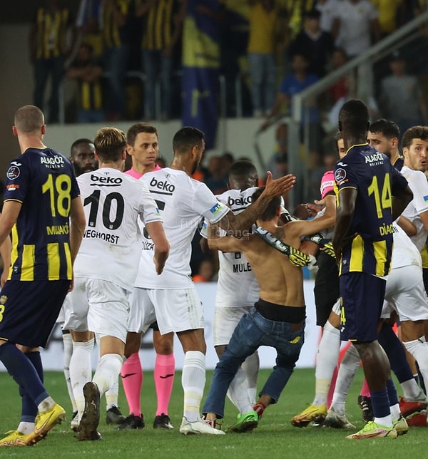 Maçın sonunda ise bir Ankaragücü taraftarı sahaya girerek futbolculara saldırdı. Bu hareket sosyal medyada tepki çekti.