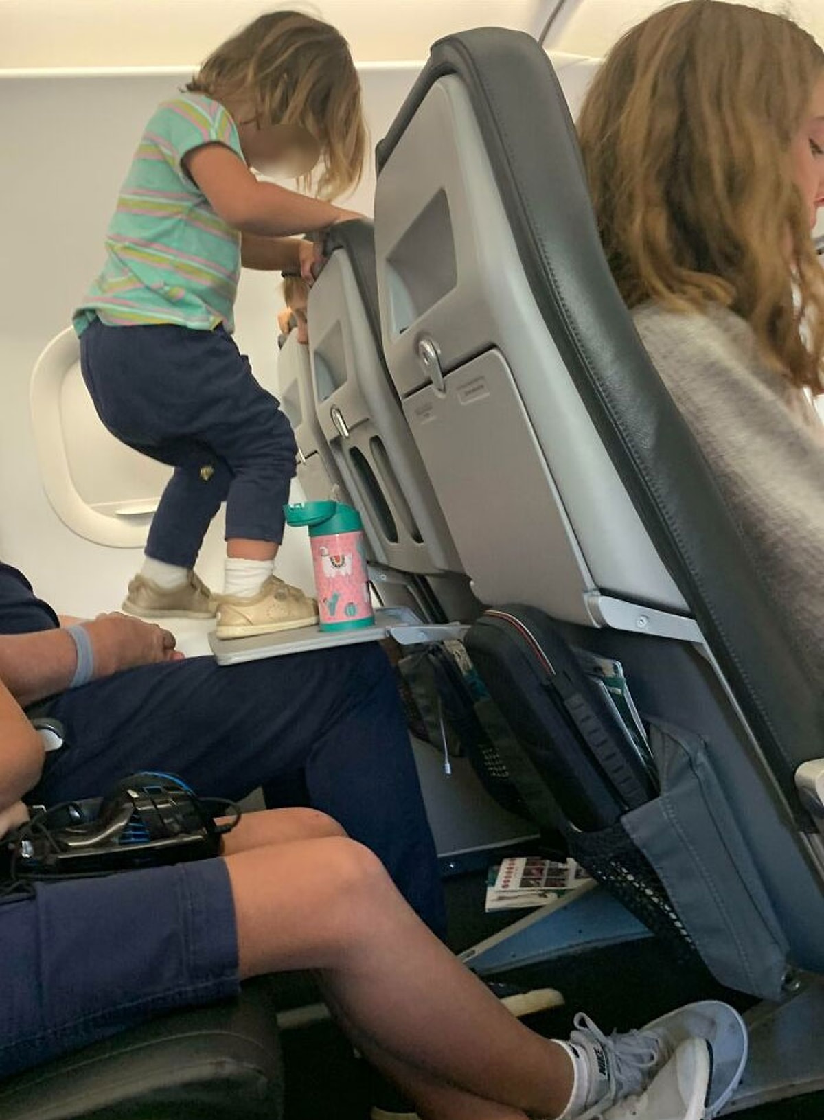 Пассажиров которых не должно быть. Пассажиров которых не должно быть. Самолет с пассажиром. Пассажирам общественного транспорта запрещено. Пассажиров которых не должно быть.