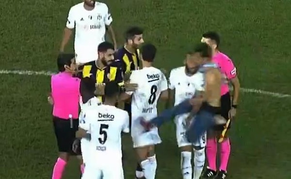 Maça damga vuran olay ise maç sonunda bir Ankaragücü taraftarının sahaya atlayarak Beşiktaşlı futbolculara uçan tekme atmasıydı.