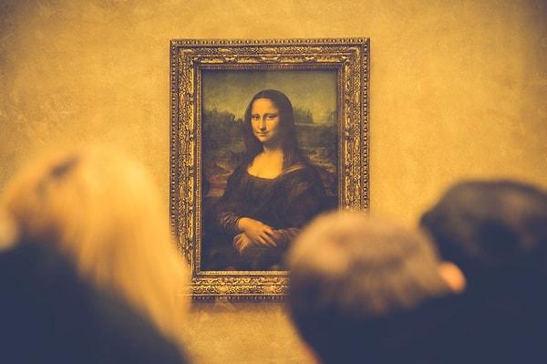Bir de Mona ismi var... Leyla, arkadaşının aslen Manolya olan ismi Mona olarak kısaltmış, Mona ise hayatının geri kalanında kendini hep Mona olarak tanıtmıştı. Bizim de aklımıza Mona Lisa geliyor tabii!