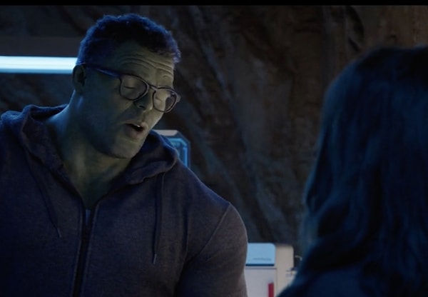 14. Jen, Bruce'a Hulk'tan Bruce'a nasıl dönüştüğünü sorduğunda, Avengers: Age of Ultron'da gördüğümüz iki yoldan bahseder. Ya Tony onu dövüyordu ya da Natasha ona şarkı söylüyordu...