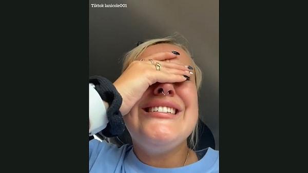 Alaina paylaştığı videoda yaptırdığı dövme yüzünden ağlıyor.