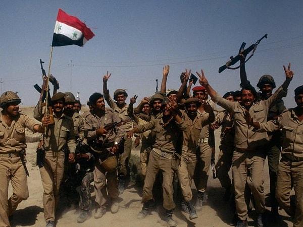 5. 25 Eylül 1980'de İran'ın işgalinde ilerlemelerini kutlayan Irak askerleri: