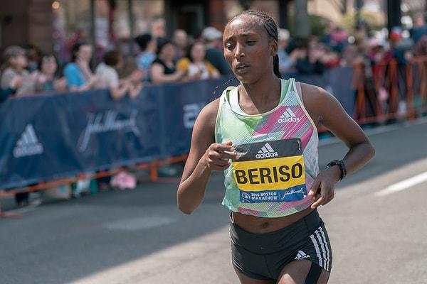 Kadınlarda Etiyopyalı Amane Beriso iki saat yirmi beş dakikalık rekor süre ile parkuru tamamladı.